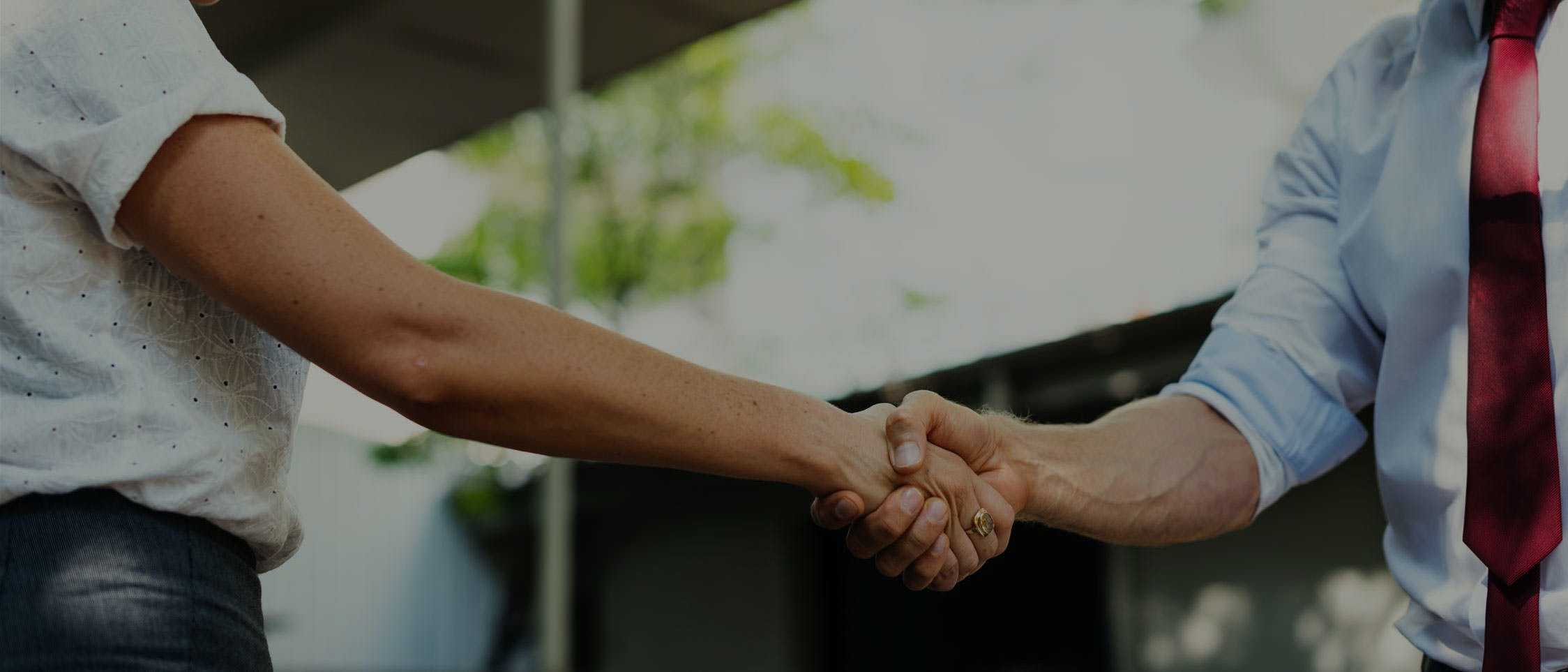 Bărbat și femeie care îți strâng mâna pentru a încheia un parteneriat